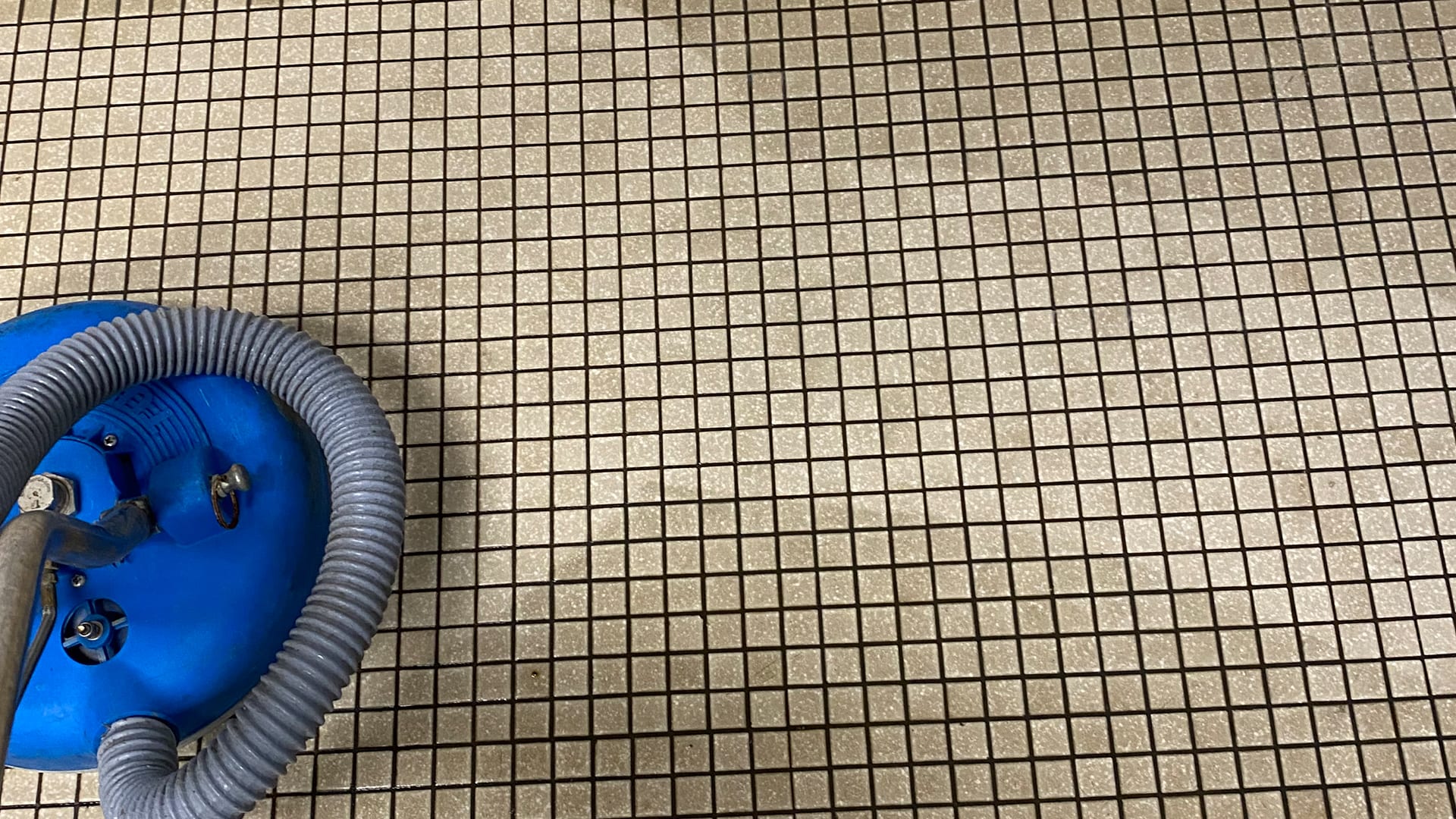 Cleaning tile with equipment Cleaning tile with equipment